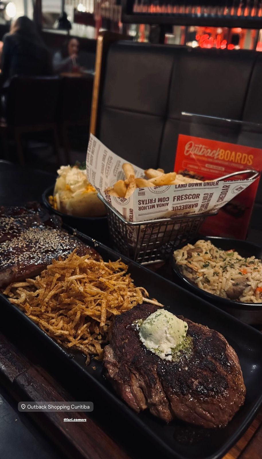 Nunca tínhamos ido ao Outback antes, e aquele dia foi uma experiência incrível — não só pela comida deliciosa, mas pelo que realmente importou: estar juntos, descobrindo coisas novas lado a lado. Foi mais que um jantar, foi um momento pra guardar na memória, cheio de risadas, conversas e aquela conexão que só a gente entende.